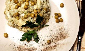 Традиционный и вегетарианский: сколько стоит оливье в России Традиционный и вегетарианский: сколько стоит оливье в России