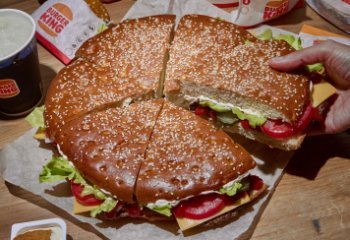 «Бургер Кинг» впервые представил новый формат легендарного бургера «Бургер Кинг» впервые представил новый формат легендарного бургера