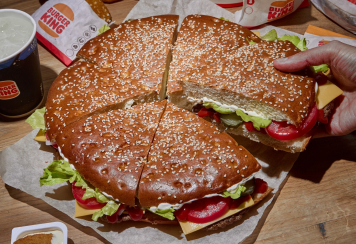 «Бургер Кинг» впервые представил новый формат легендарного бургера «Бургер Кинг» впервые представил новый формат легендарного бургера