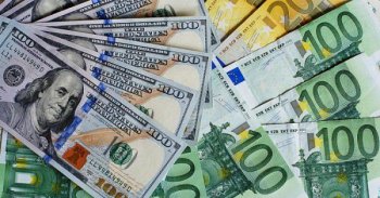 Доллар стал дороже евро впервые с 2002 года Доллар стал дороже евро впервые с 2002 года