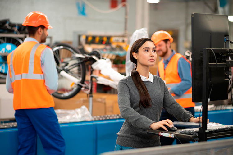 Как безопасно принимать на работу «синих воротничков»: инструкция для бизнеса Как безопасно принимать на работу «синих воротничков»: инструкция для бизнеса