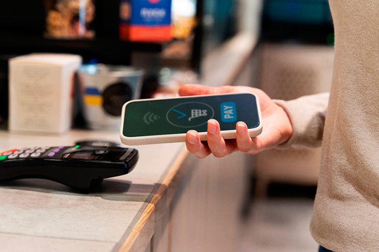 QR-код против банковских карт: чем выгоднее расплачиваться на кассе сегодня и какие изменения нас ждут в будущем? QR-код против банковских карт: чем выгоднее расплачиваться на кассе сегодня и какие изменения нас ждут в будущем?