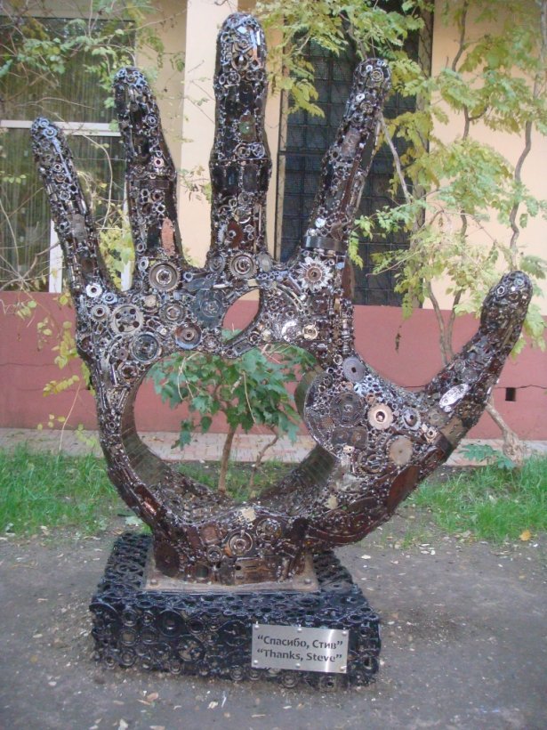 Памятник Стиву Джобсу в Одессе