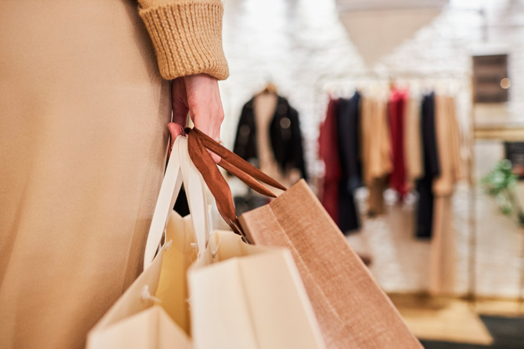 Почему люди покупают в брендовых магазинах: тренд или база Почему люди покупают в брендовых магазинах: тренд или база