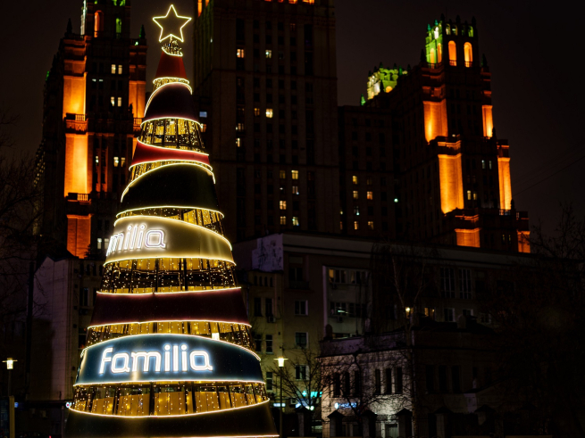 Familia установила брендированную елку на Красной Пресне в Москве Familia установила брендированную елку на Красной Пресне в Москве