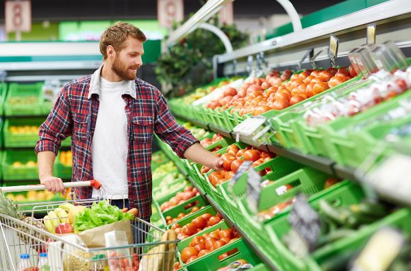 Розничные сети заявили о готовности к блокировке просроченных продуктов на кассе