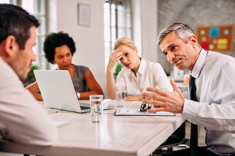 Агрессивные возражения как тест на прочность: почему резкие вопросы клиента не отказ, а проверка Агрессивные возражения как тест на прочность: почему резкие вопросы клиента не отказ, а проверка