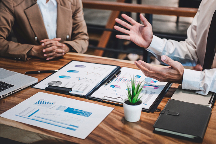 Агрессивные возражения как тест на прочность: почему резкие вопросы клиента не отказ, а проверка Агрессивные возражения как тест на прочность: почему резкие вопросы клиента не отказ, а проверка