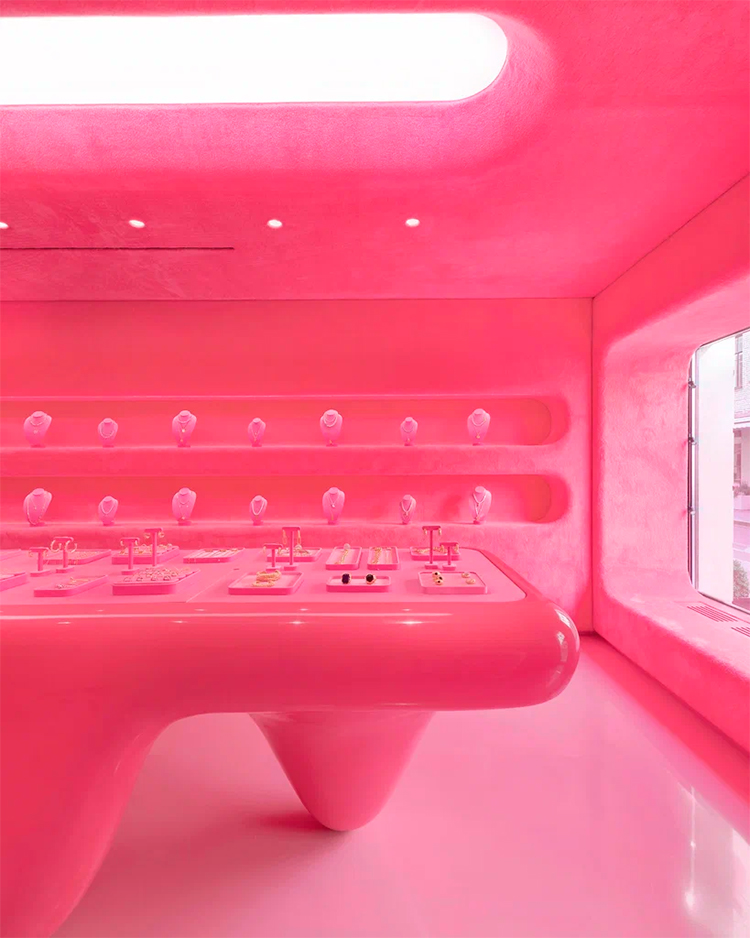 Кейс: как бренд Viva La Vika строил свою e-com-стратегию без маркетплейсов Кейс: как бренд Viva La Vika строил свою e-com-стратегию без маркетплейсов