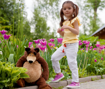 Geox выпустил капсулу детской летней обуви с героями мультсериала «Маша и Медведь»